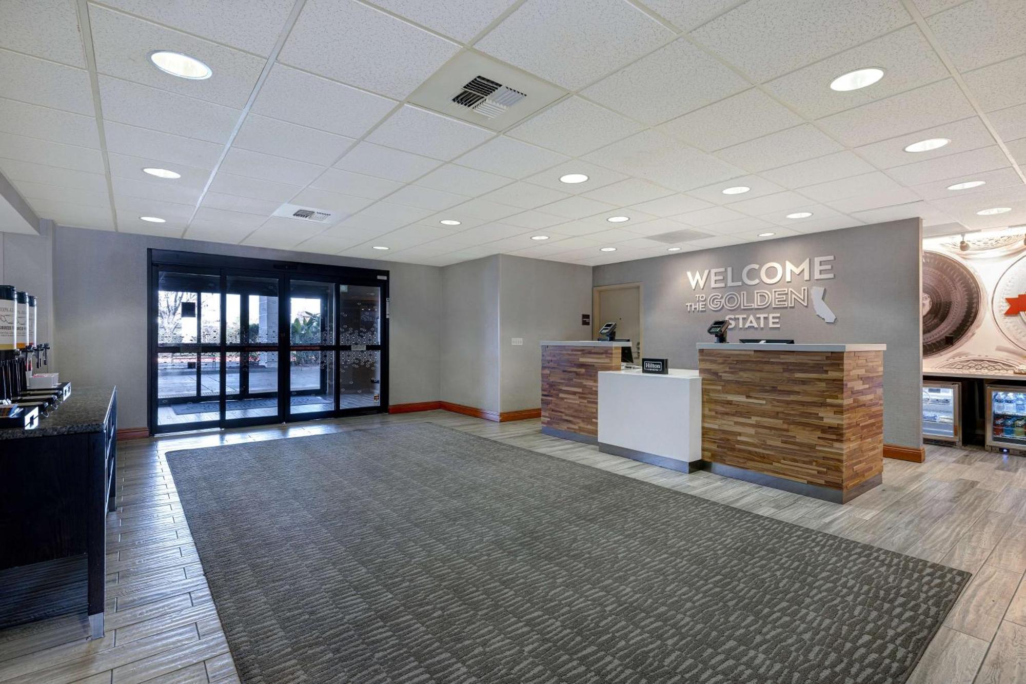Hampton Inn & Suites Туларе Экстерьер фото