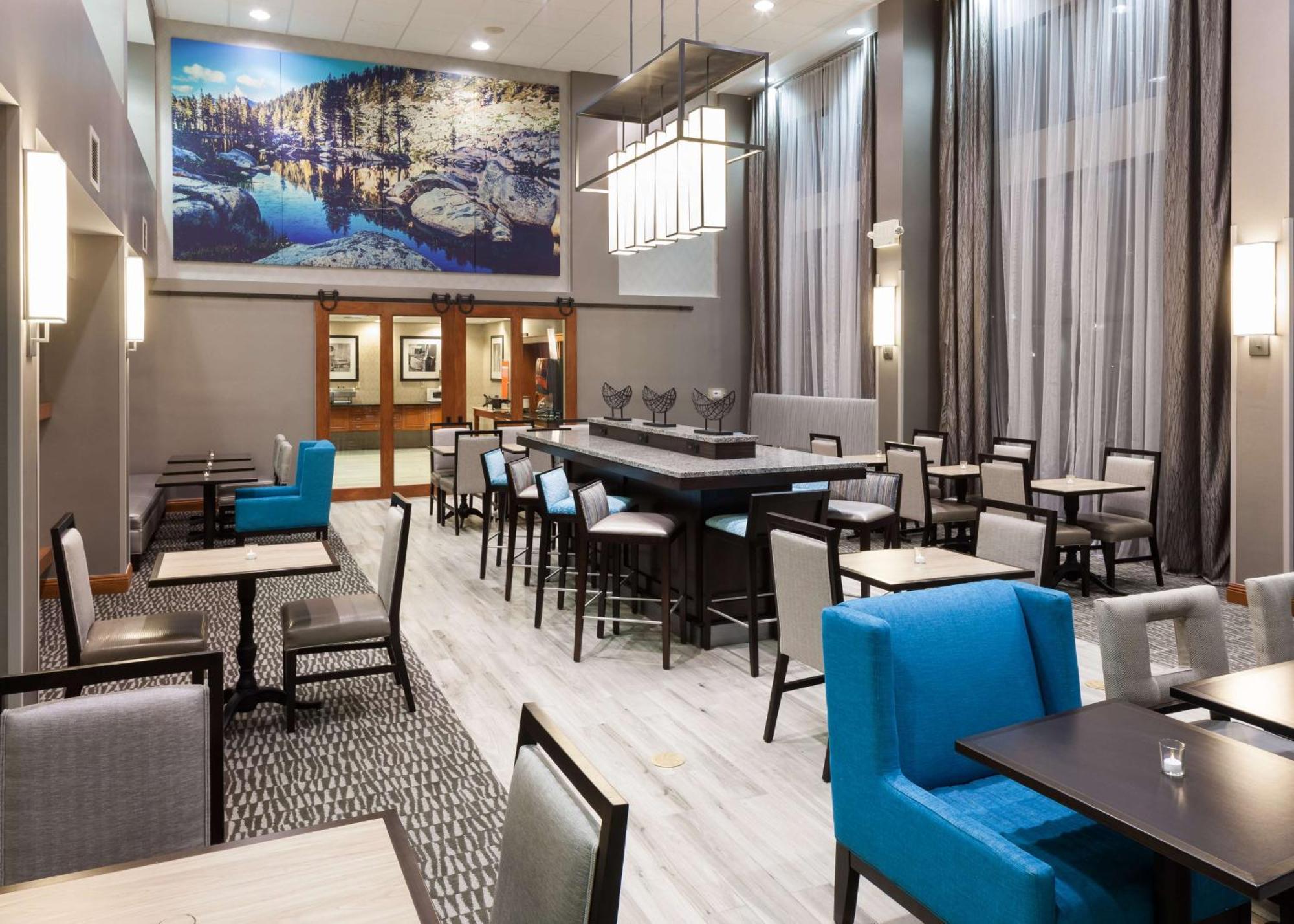 Hampton Inn & Suites Туларе Экстерьер фото