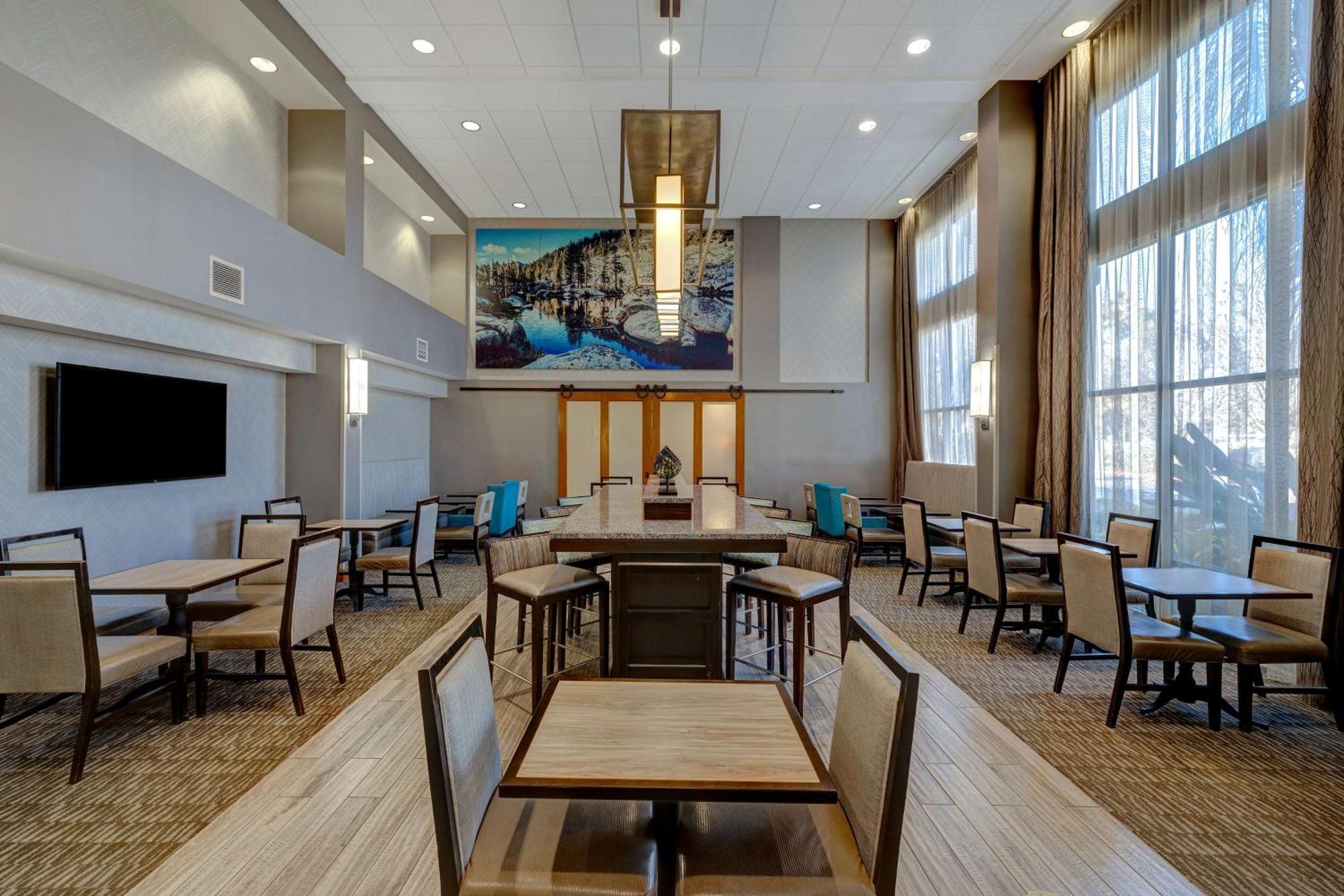 Hampton Inn & Suites Туларе Экстерьер фото